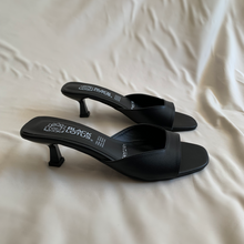 Cargar imagen en el visor de la galería, Sandalias kitten negras una tira
