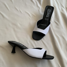 Cargar imagen en el visor de la galería, Sandalias kitten blancas una tira
