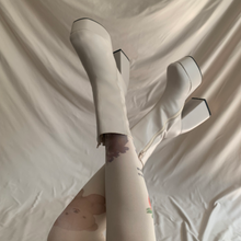 Cargar imagen en el visor de la galería, Bota latte tacón ancho *ÚLTIMOS PARES*
