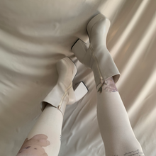 Cargar imagen en el visor de la galería, Bota latte tacón ancho *ÚLTIMOS PARES*
