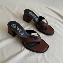 Cargar imagen en el visor de la galería, Sandalias orcapoyo marrón
