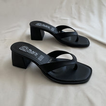 Cargar imagen en el visor de la galería, Sandalias orcapoyo negras
