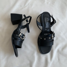 Cargar imagen en el visor de la galería, Sandalias negras hebilla y tacón
