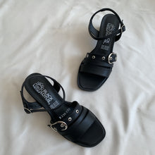 Cargar imagen en el visor de la galería, Sandalias negras hebilla y tacón
