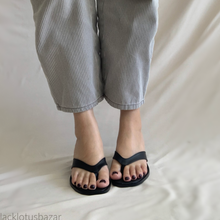 Cargar imagen en el visor de la galería, Sandalias orcapoyo negras
