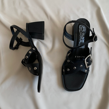 Cargar imagen en el visor de la galería, Sandalias negras hebilla y tacón
