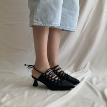 Cargar imagen en el visor de la galería, Tacones kitten con cintas

