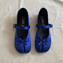 Cargar imagen en el visor de la galería, *PAR ÚNICO* Ballerinas azul saten talla 24
