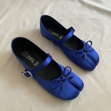 Cargar imagen en el visor de la galería, *PAR ÚNICO* Ballerinas azul saten talla 24
