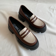 Cargar imagen en el visor de la galería, Mocasines bicolor marrón
