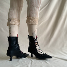 Cargar imagen en el visor de la galería, Botines kitten negros
