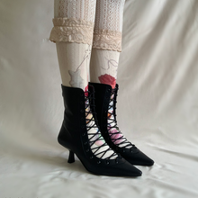 Cargar imagen en el visor de la galería, Botines kitten negros
