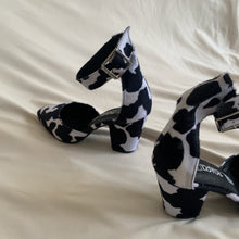 Cargar imagen en el visor de la galería, Zapatillas en punta vaquita
