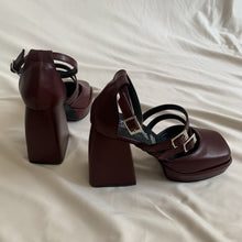 Cargar imagen en el visor de la galería, Zapatos rioja de tres correas

