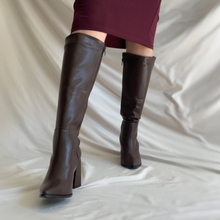 Cargar imagen en el visor de la galería, Bota alta café
