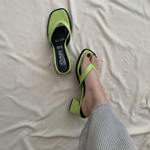 Cargar imagen en el visor de la galería, Sandalias orcapoyo verde

