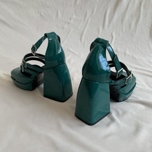 Cargar imagen en el visor de la galería, Zapatos verde de tres correas
