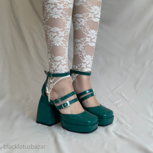 Cargar imagen en el visor de la galería, Zapatos verde de tres correas
