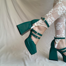 Cargar imagen en el visor de la galería, Zapatos verde de tres correas
