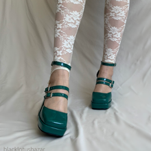 Cargar imagen en el visor de la galería, Zapatos verde de tres correas
