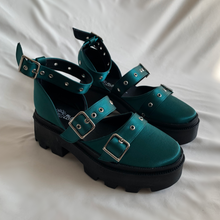 Cargar imagen en el visor de la galería, Zapatos de tres hebillas tonos en satenes
