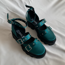 Cargar imagen en el visor de la galería, Zapatos de tres hebillas tonos en satenes

