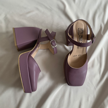 Cargar imagen en el visor de la galería, Zapatos con pulsera violeta mate

