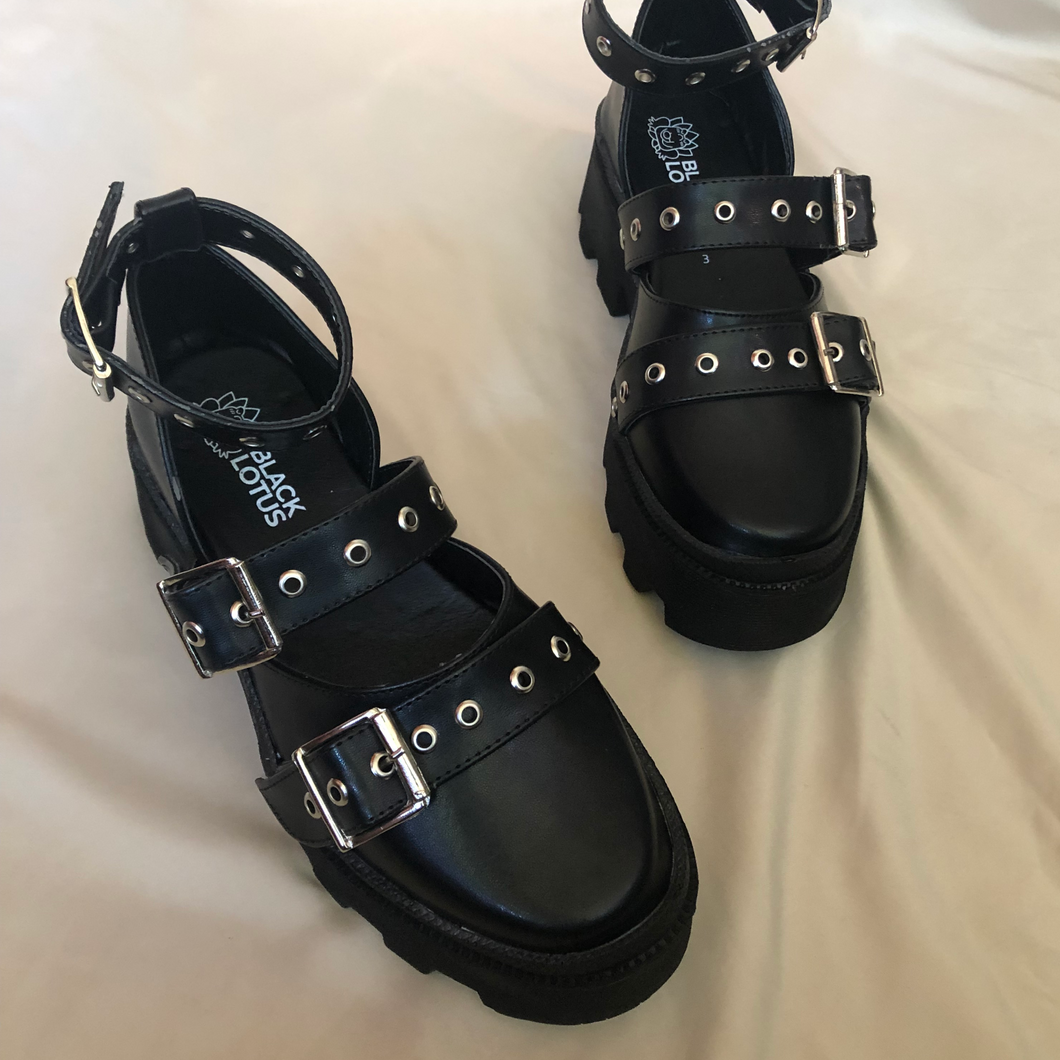 Zapatos de tres hebillas negros