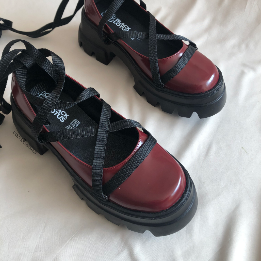 Zapatos tintos con cintas