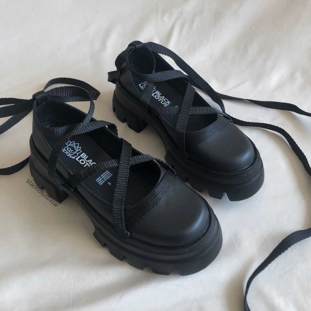 Zapatos negros  con cintas